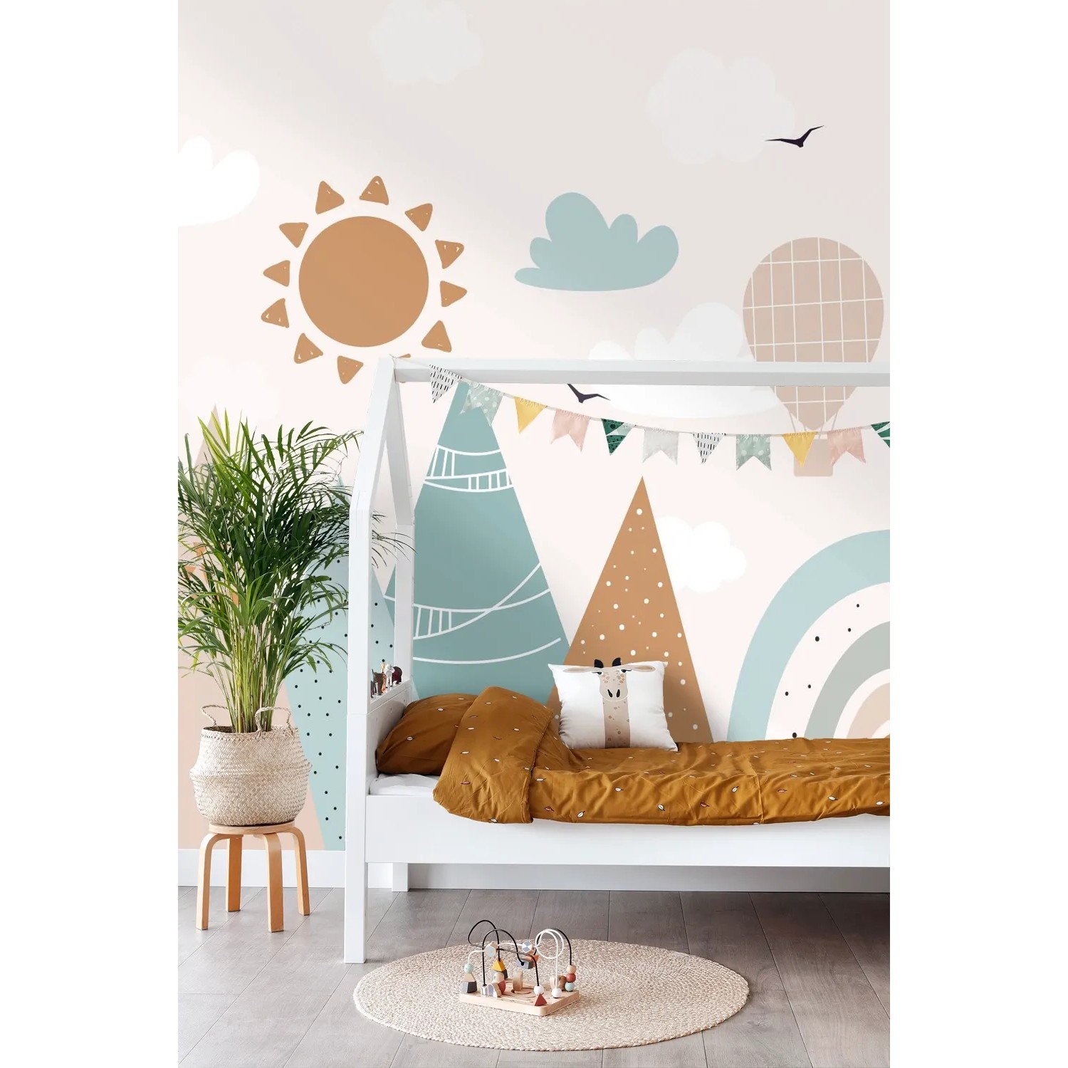 ESTAhome Fototapete Berge in Grau, Blau und Orange im Kinderzimmer.