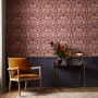 William Morris Vliestapete Pimpernel lila, florales Muster im Interieur.