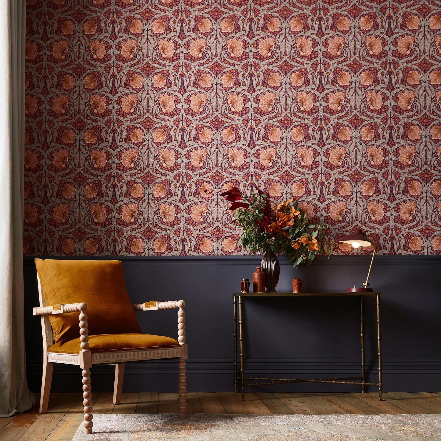 William Morris Vliestapete Pimpernel lila, florales Muster im Interieur.