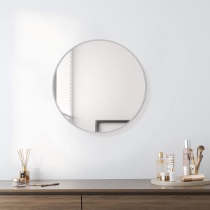 Runder DSK Designspiegel Picasso, Ø 50 cm, mit silbernem Rahmen an der Wand.