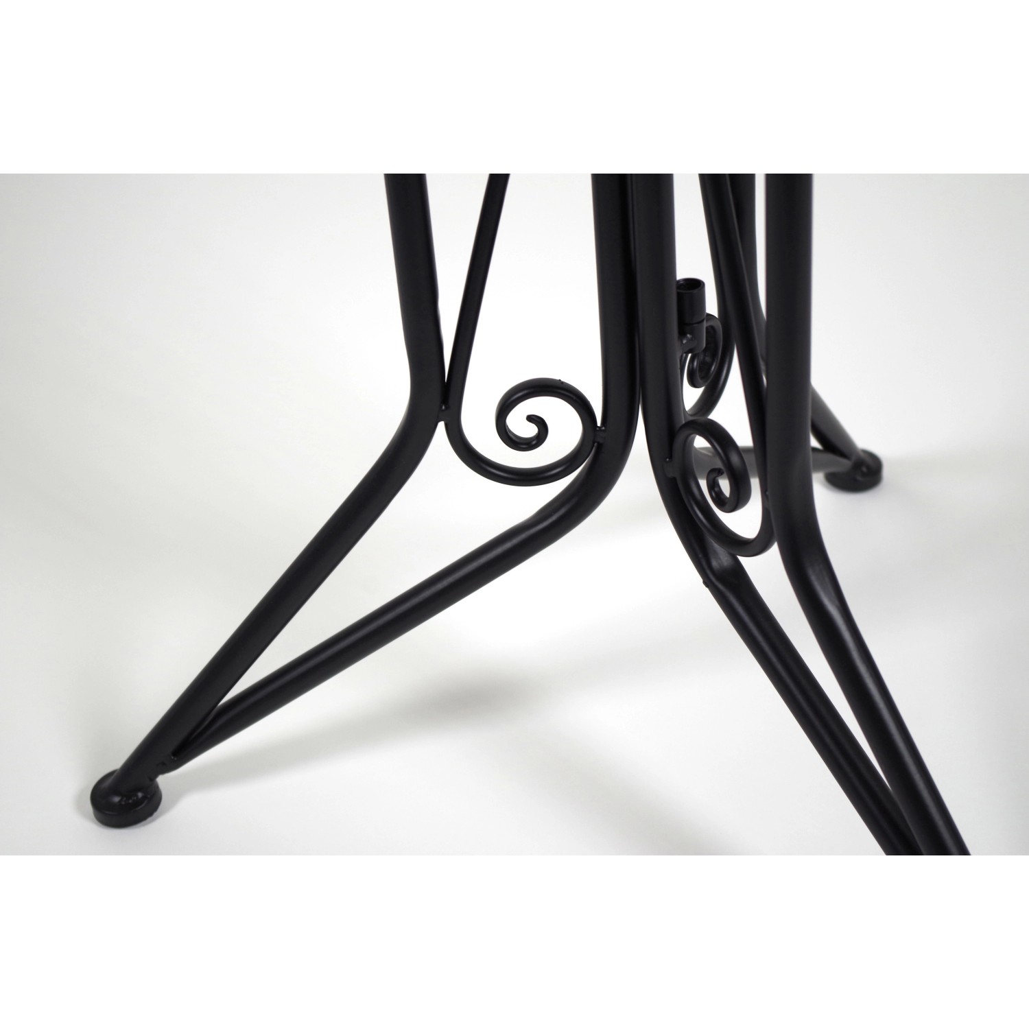 Detailansicht des Kobolo Gartentischs mit Mosaikoptik, zeigt das schwarze Metallgestell.