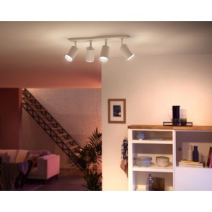 Weiße Philips Hue Fugato Spotleuchte mit 4 Strahlern im modernen Wohnraum.