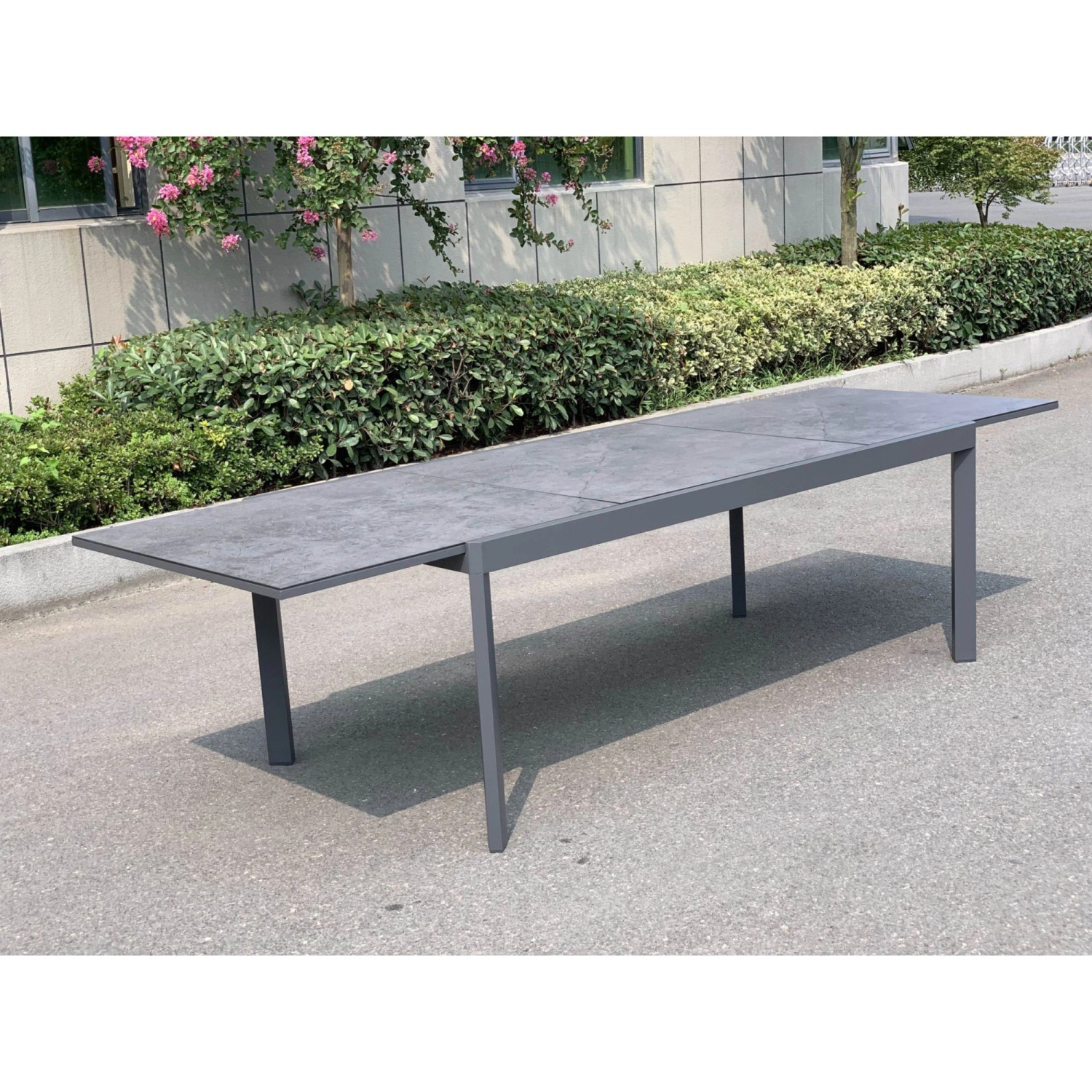 Rechteckiger, ausziehbarer Gartentisch von Garden Pleasure mit Keramikplatte und Aluminiumgestell.