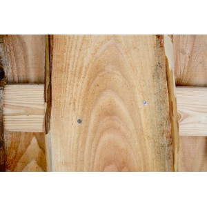 Detailansicht: Natürlicher Lärchenholz-Sichtschutzzaun Jütland mit Edelstahlschrauben.