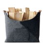 Schwarze KARAT Filztasche Vesta als Kaminholztasche mit Holzscheiten und verstärktem Griff.