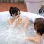 Bestway LAY Z SPA mit LED Wasserfall im Einsatz mit Personen im Wasser.