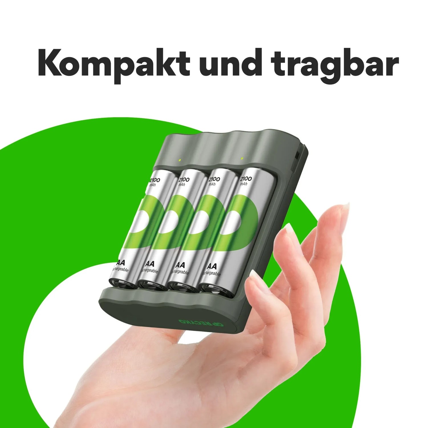 GP Akku-Ladegerät USB B441 mit 4 AA Akkus in Hand, kompakt und tragbar.
