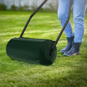 Dunkelgrüne Stahl-Rasenwalze auf Rasen, von Person geschoben. Ideal für Garten, Rasenpflege & Bodenbearbeitung.
