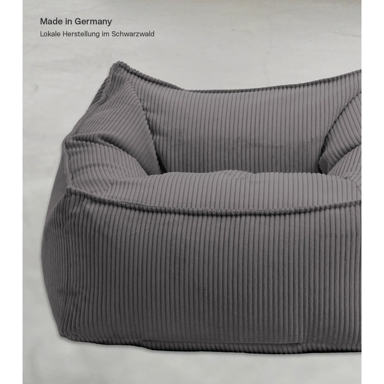 Grauer mokebo Sitzsack Sessel 'Der Lümmel' aus Cord, ideal als bequemer Gartenstuhl.
