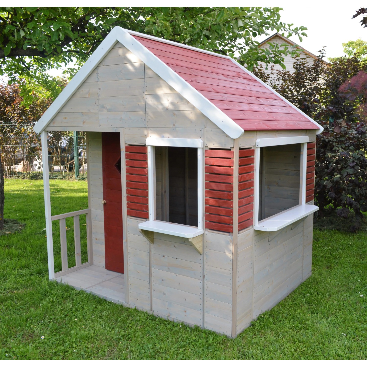 Wendi Toys Kinderspielhaus Krokodil mit rotem Dach, Veranda und Fenstern im Garten.