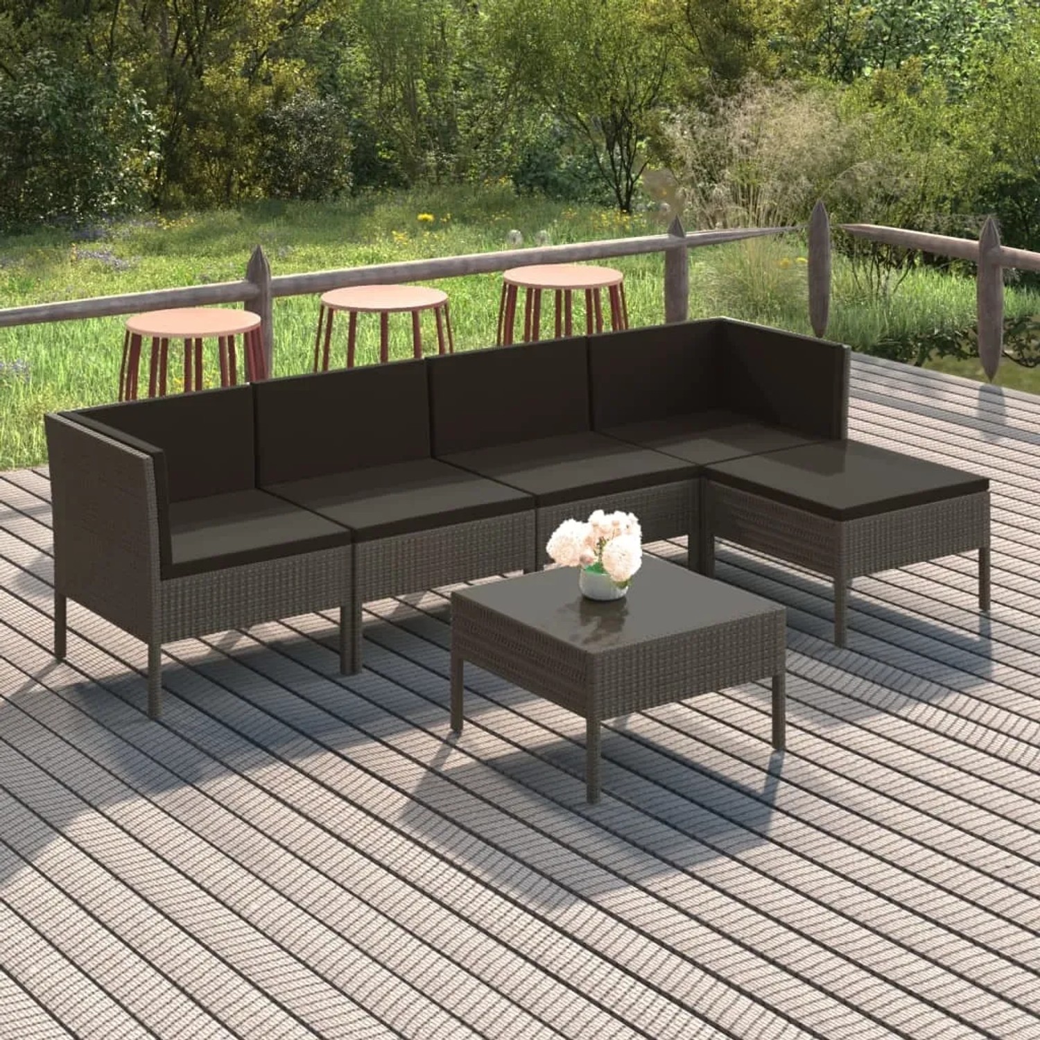 Graues 6-tlg. vidaXL Garten-Lounge-Set mit anthrazitfarbenen Auflagen aus Polyrattan auf einer Terrasse.