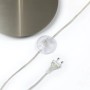 Detailaufnahme: Fußschalter und Stecker der Lindby Bogenleuchte Cynthia.