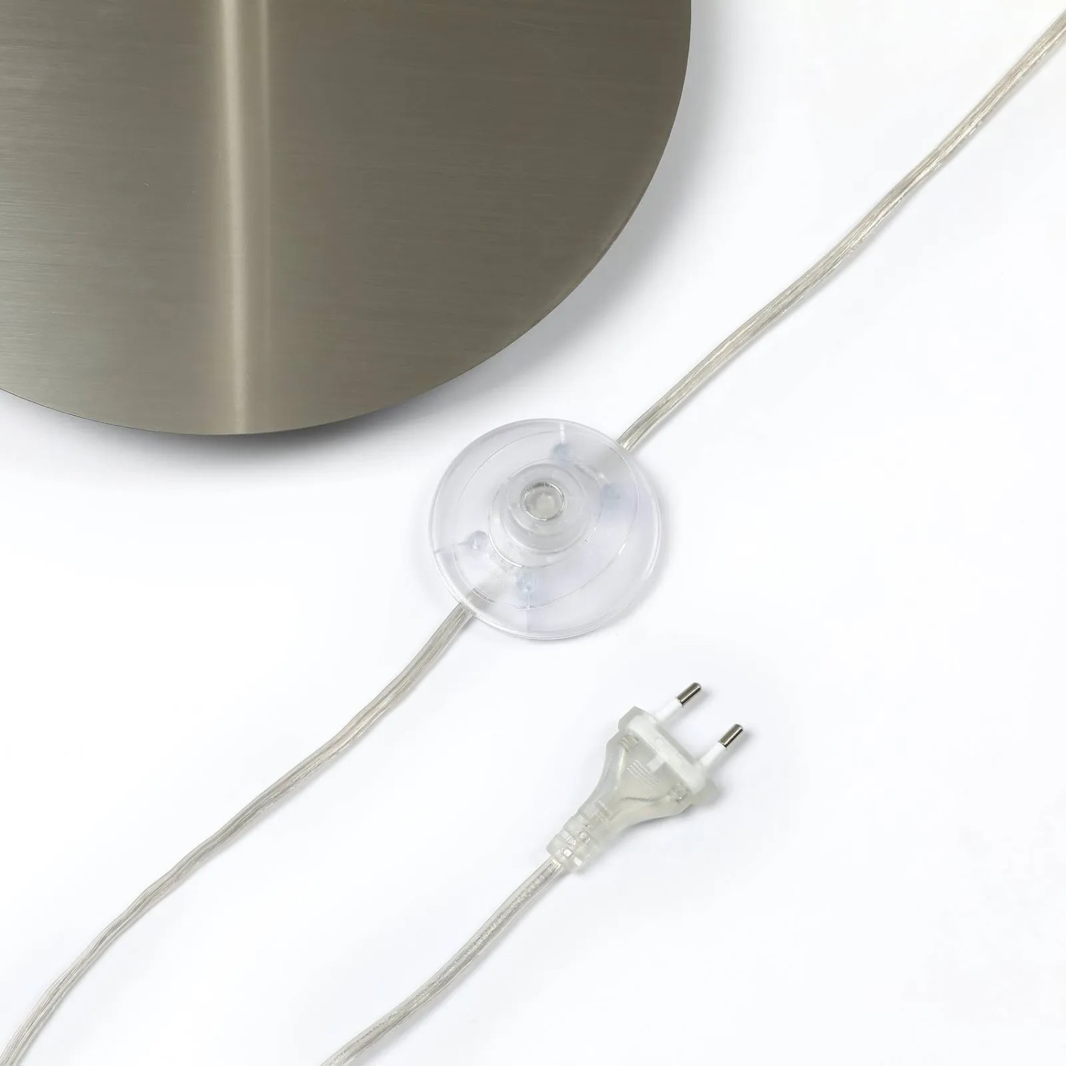 Detailaufnahme: Fußschalter und Stecker der Lindby Bogenleuchte Cynthia.