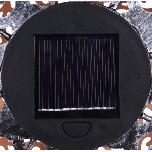 Detailansicht des Solarpanels der Globo LED-Solaraußenleuchte Kugel mit Dekogeflecht.