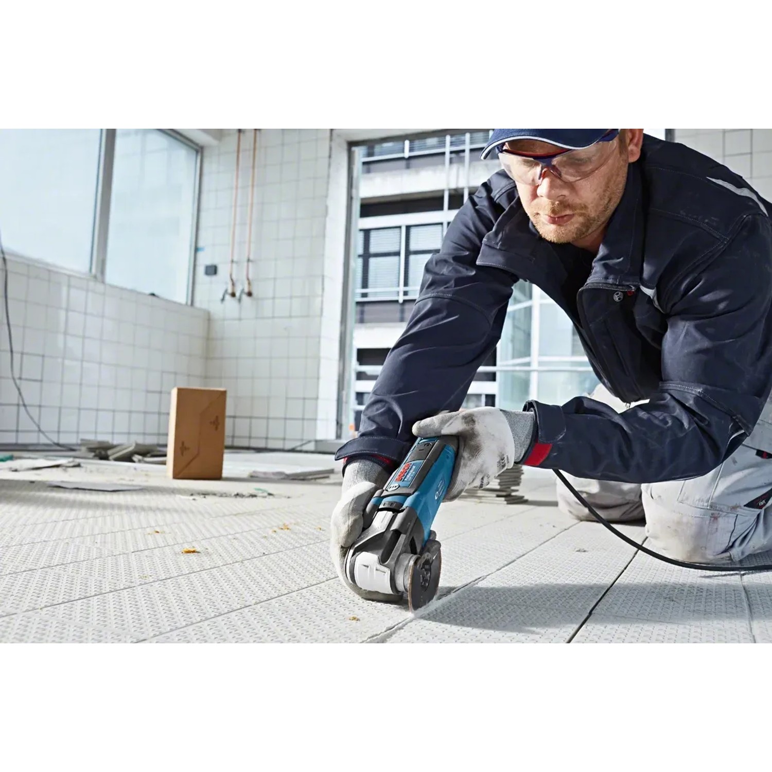 Bosch Professional GOP 55-36 Multicutter im Einsatz auf einer Baustelle.