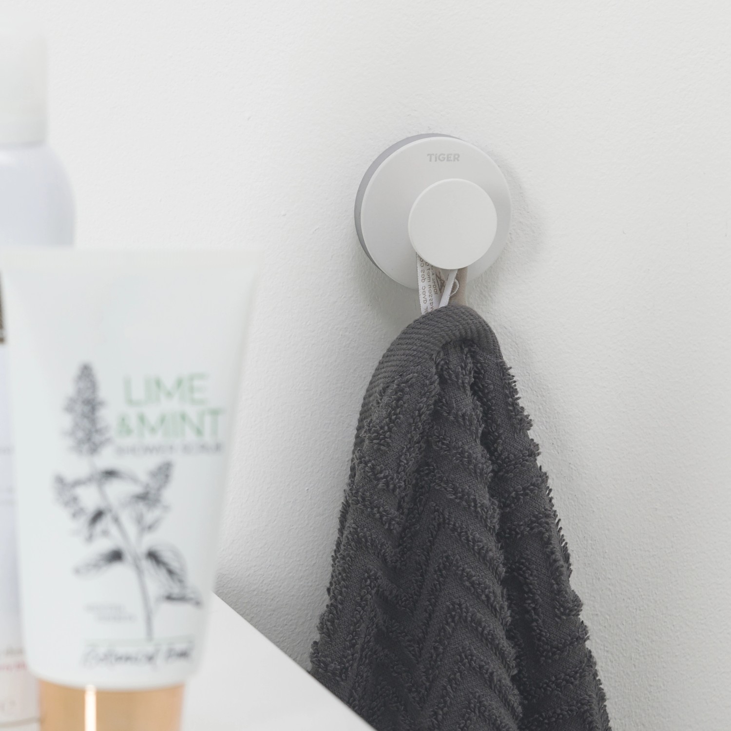 Weißer Tiger Haken Urban Groß mit grauem Handtuch im Badezimmer.