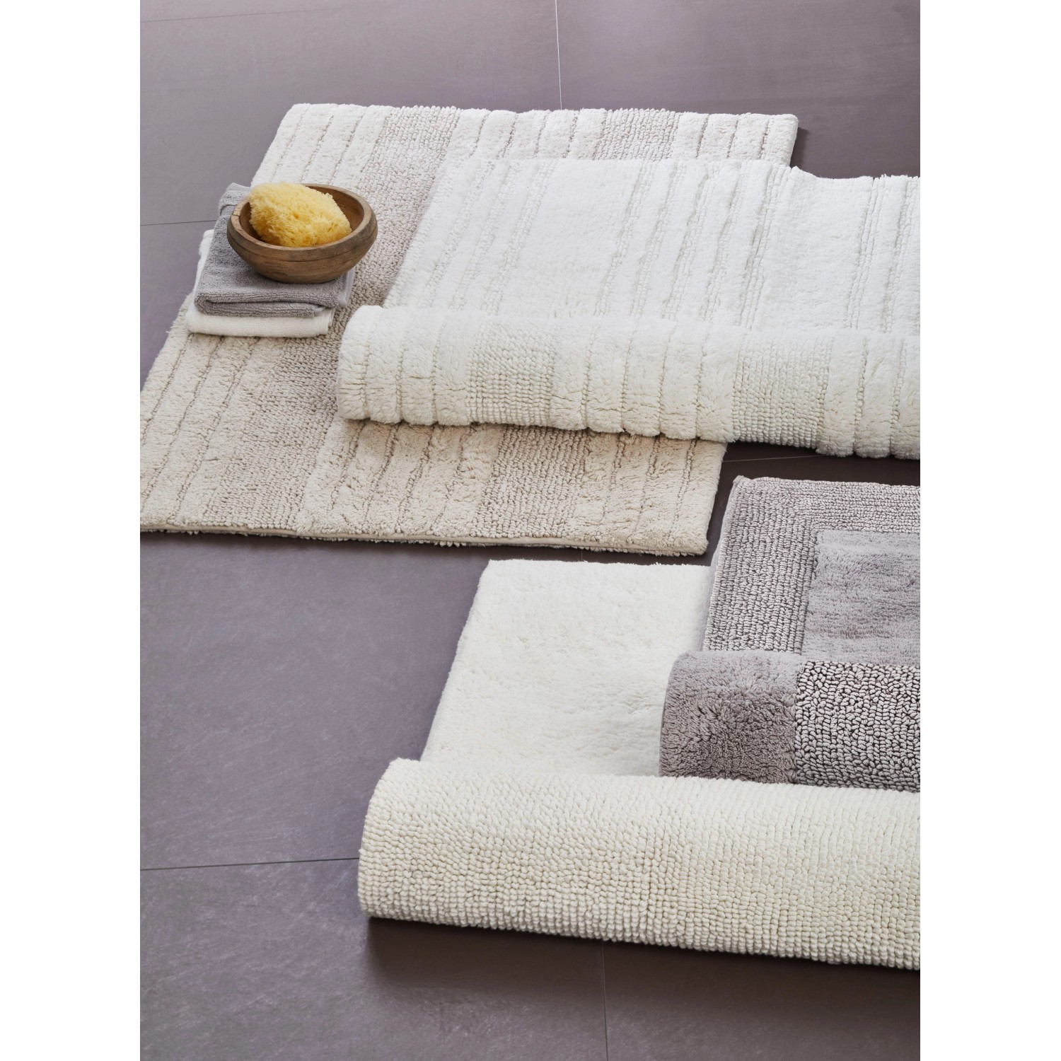 Schöner Wohnen Badteppiche Bahamas in Creme und Grau, verschiedene Größen und Texturen.
