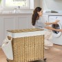 Naturfarbener Songmics Wäschekorb mit Deckel, Rädern und Seitentasche im Badezimmer.