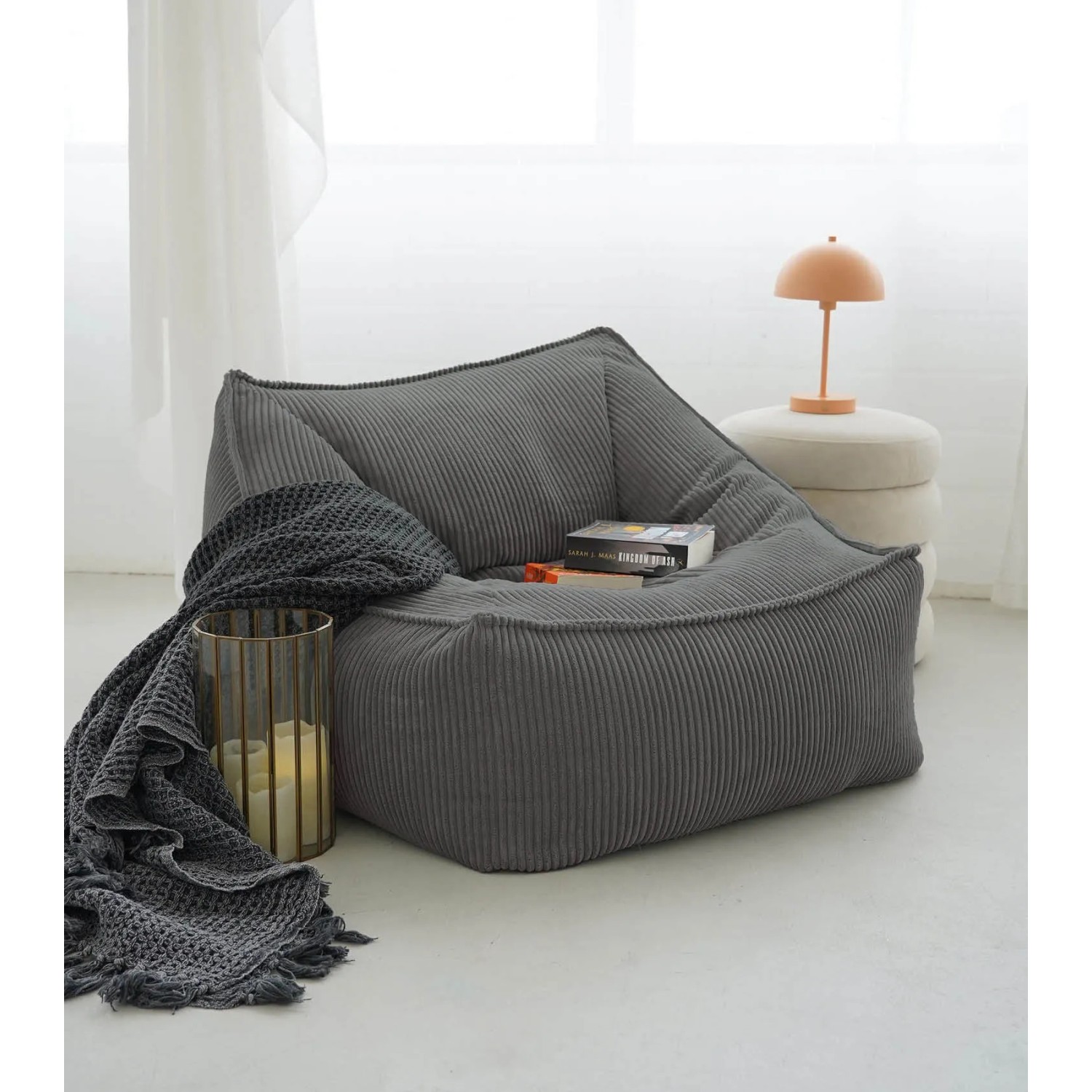 Grauer mokebo Sitzsack Sessel 'Der Lümmel' aus Cord mit Hocker und Decke.