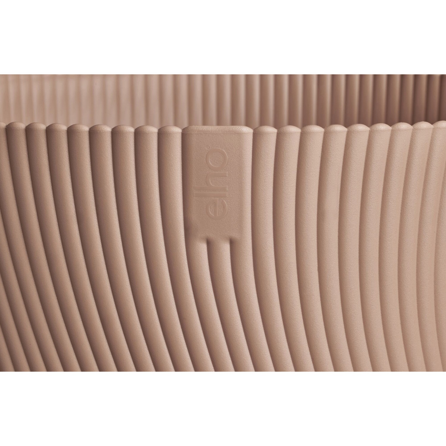 Detailaufnahme: Elho Blumentopf Sereh, Ø 39 cm, braun, mit gerillter Textur.