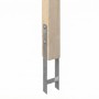 Holzpfosten mit verzinktem H-Pfostenanker für Carport. Robuste Verankerung aus unbehandeltem Holz und Metall.