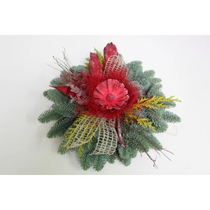 Rotes Grabgesteck auf Holzscheibe, ca. 30 cm, mit Nobilistanne und Dekoration.