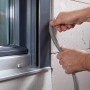 Wolfcraft Fugenfüllprofil aus PE wird in eine Fensterfuge eingefügt.