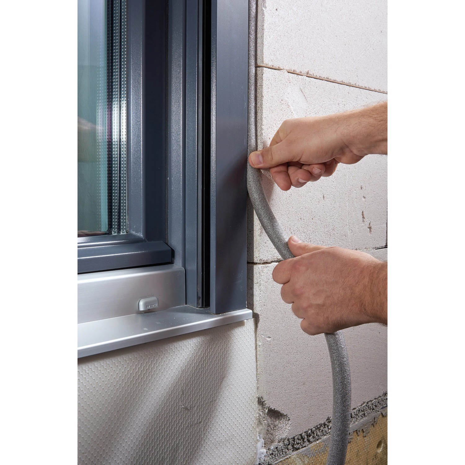 Wolfcraft Fugenfüllprofil aus PE wird in eine Fensterfuge eingefügt.