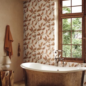 Marburg Vliestapete Nussbaum Floral in Braun-Gold im Badezimmer.