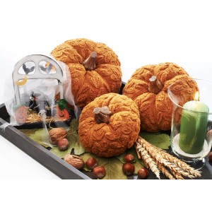 Kobolo Dekokürbis Set, 3 Textil-Kürbisse in Orange auf Tablett mit Herbstdeko.