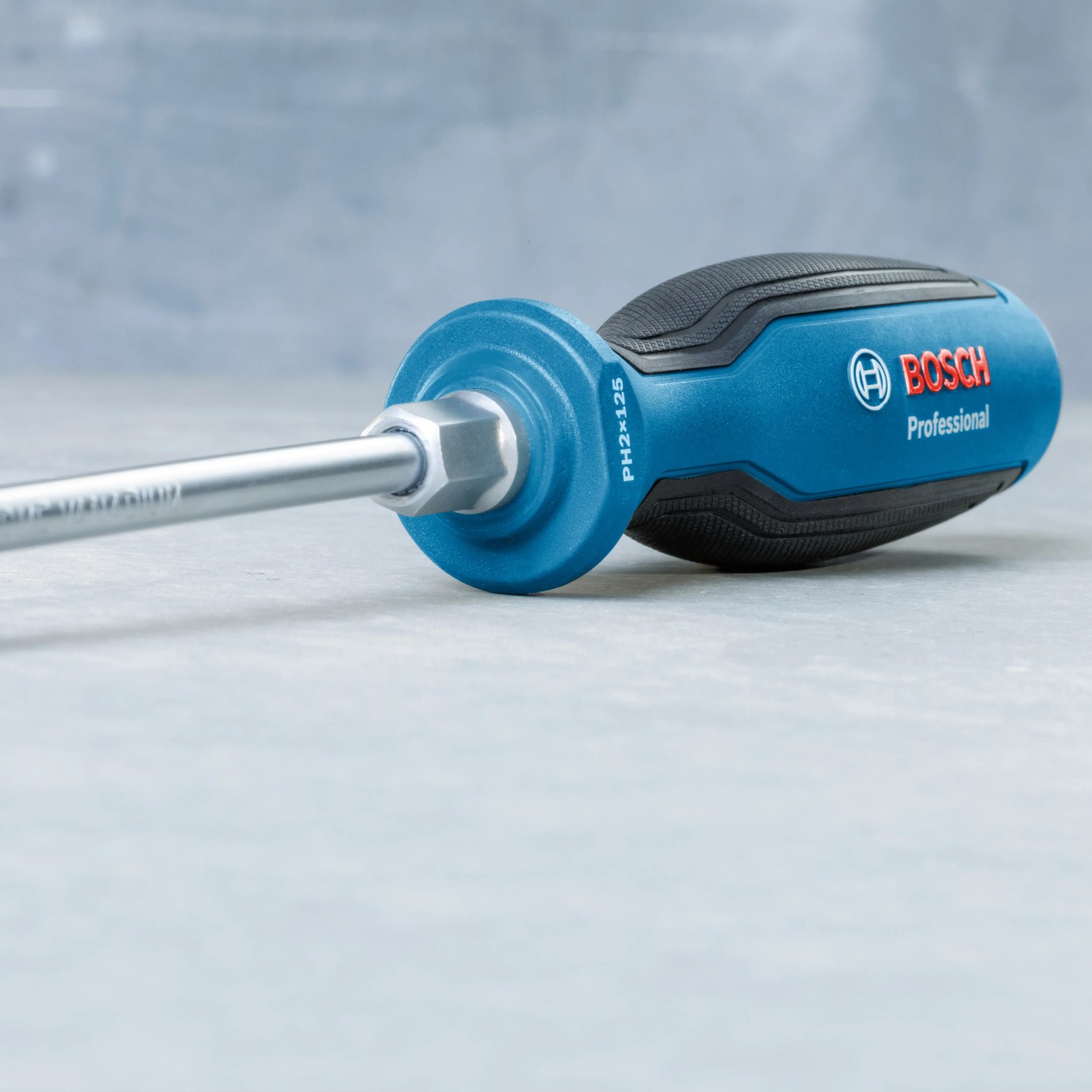 Detailaufnahme: Bosch Professional PH2 Schraubendreher aus dem Werkzeugtaschen-Set.