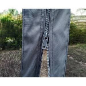 Detailaufnahme: Reißverschluss des Palram Insektenschutznetzes für Pavillon Dallas 6100.