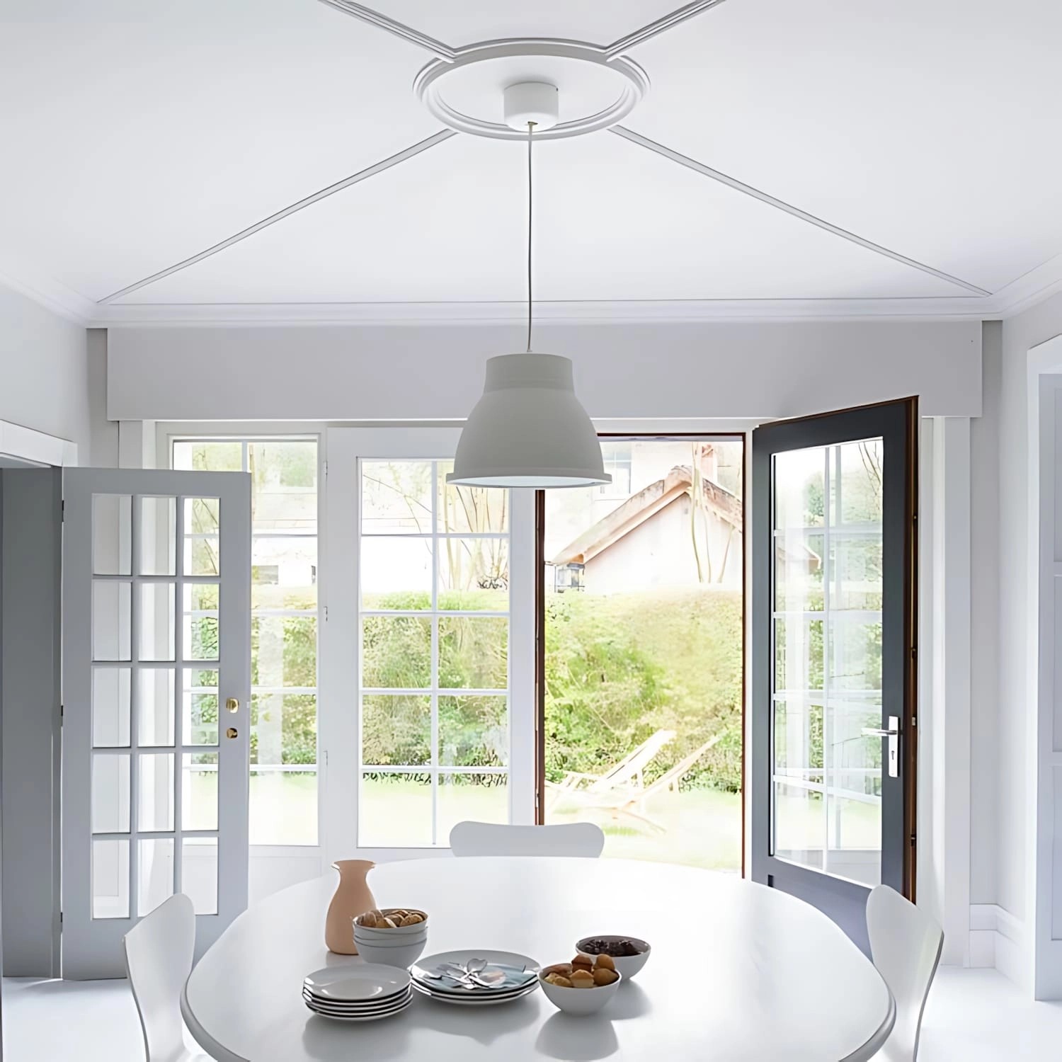 Heller Raum mit ORAC DECOR Sockelleisten (72 m) als Wandabschluss und Deckenleiste.