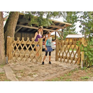 Brauner Jägerzaun 250x60 cm im Garten mit zwei Mädchen. Gartenzaun aus Holz.