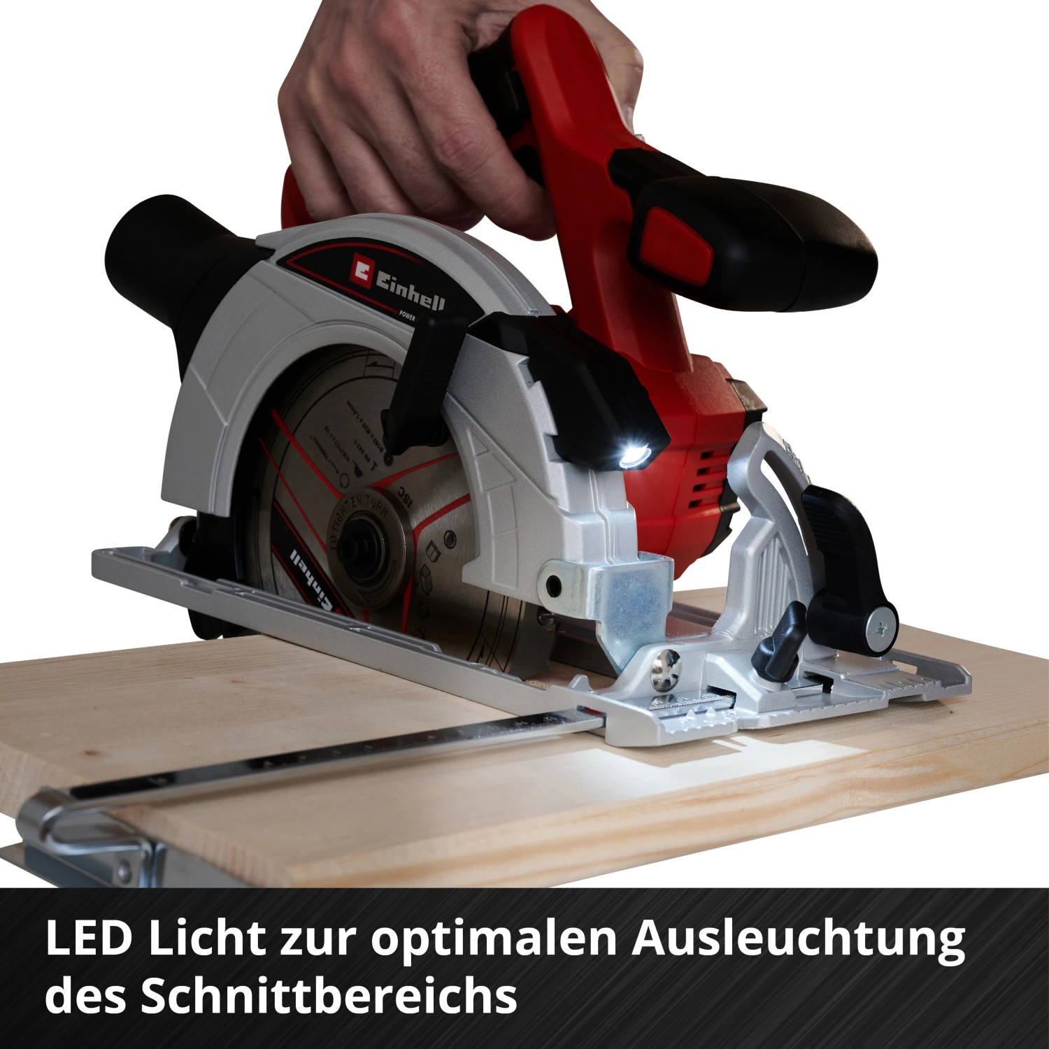 Einhell Akku-Handkreissäge TE-CS 18/165-1 Li Solo in Aktion auf Holzbrett.