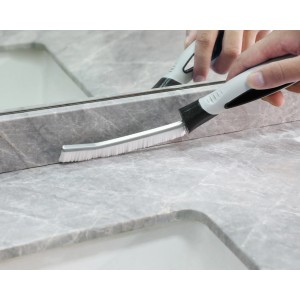 Mehrzweckbürste (27,2 cm) reinigt Fliesenfugen im Bad.