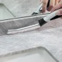 Mehrzweckbürste (27,2 cm) reinigt Fliesenfugen im Bad.
