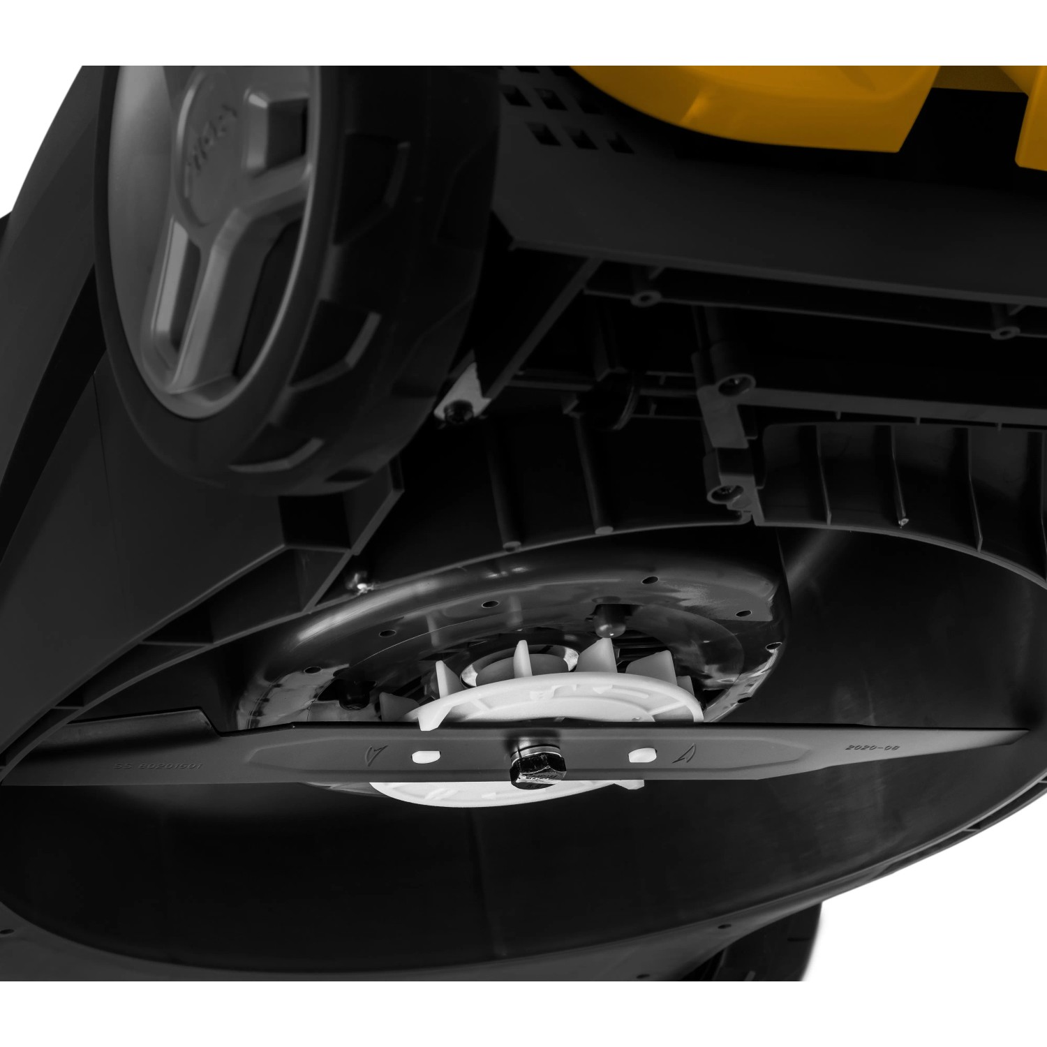 Detailaufnahme: Stiga Akku-Rasenmäher Collector 136e, Messer und Unterseite des Mähdecks im Fokus.