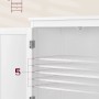Detailaufnahme: Weißer Songmics Badezimmerschrank mit 5 verstellbaren Einlegeböden.