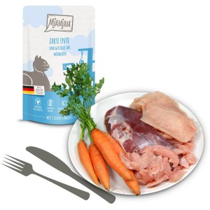 Mjamjam Katzen-Nassfutter Quetschie Ente & Geflügel mit Möhrchen, mit Teller mit Fleisch und Karotten.