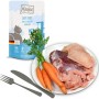 Mjamjam Katzen-Nassfutter Quetschie Ente & Geflügel mit Möhrchen, mit Teller mit Fleisch und Karotten.