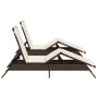 Zwei braune vidaXL Sonnenliegen aus Poly Rattan mit cremefarbenen Auflagen.