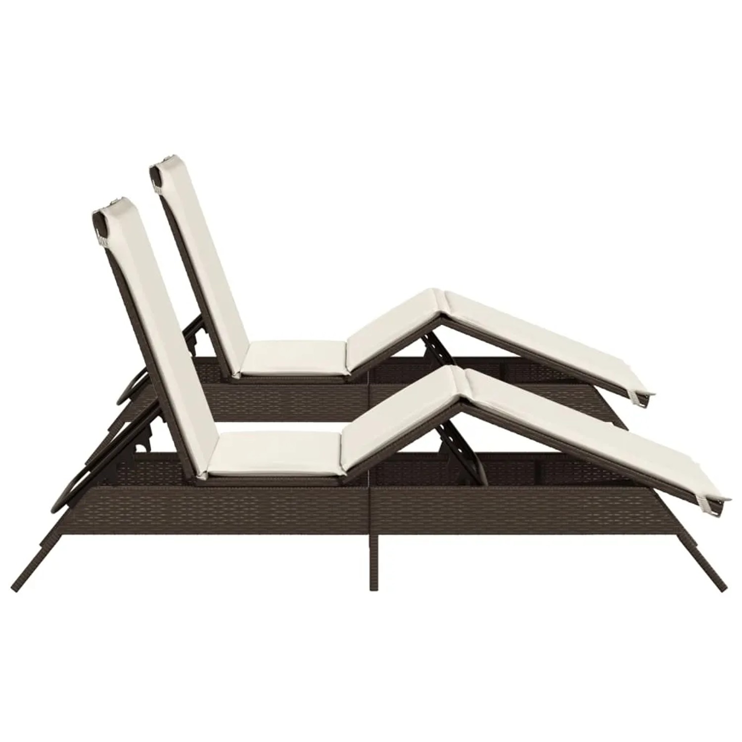 Zwei braune vidaXL Sonnenliegen aus Poly Rattan mit cremefarbenen Auflagen.