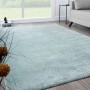 Blauer Floornovo Kurzflor Teppich, 230x160 cm, einfarbig, im Wohnraum.