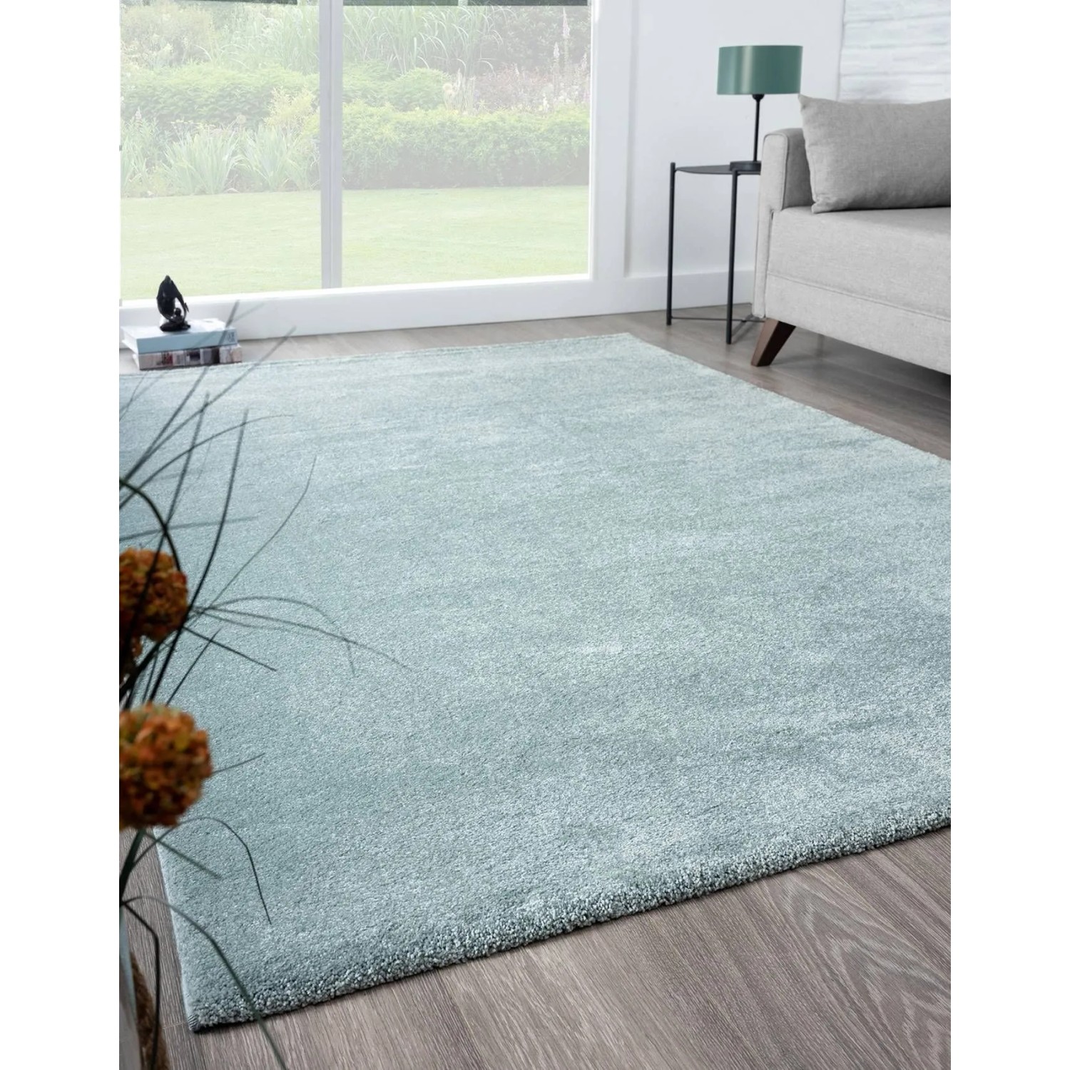 Blauer Floornovo Kurzflor Teppich, 230x160 cm, einfarbig, im Wohnraum.