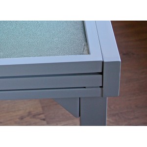 Detailansicht: Grauer, quadratischer und ausziehbarer Gartentisch Lola von Garden Pleasure.