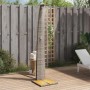 Graue vidaXL Gartendusche aus Rattan und Akazienholz im Garten.
