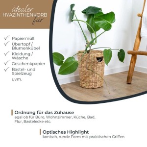 Runder geflochtener Korb aus Wasserhyazinthe mit Griffen, als Übertopf für Pflanze genutzt. Ideal für Aufbewahrung & Büro.