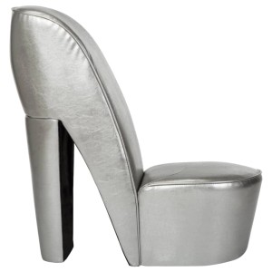Silberner Stuhl in Form eines High Heels aus Kunstleder. Extravaganter Loungesessel für Themenpartys.