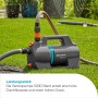 Gardena Gartenpumpe 5200 Silent auf Rasen mit angeschlossenem Schlauch im Einsatz.